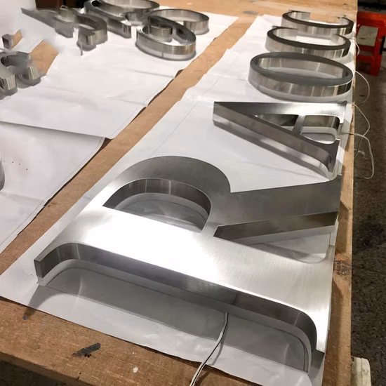 Professioneller Hersteller von 304-Edelstahl-Halo-Lit-Beschilderungen mit Hintergrundbeleuchtung und Buchstabenschildern aus Metall mit Gesichtskanälen