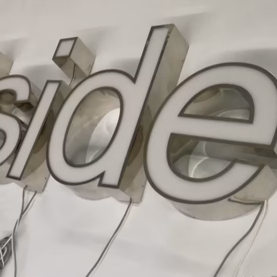 Farbenfroher, heller 3D-LED-Lichtkanal-Buchstabe aus Metall und Acryl