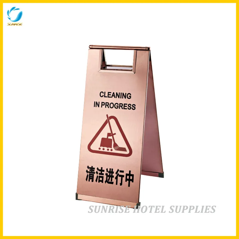 Hotel-Lobby, Roségold, Warnschild