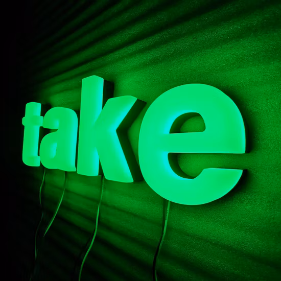Grünes künstliches Neonschild aus Acryl für den Außenbereich zur Ladendekoration